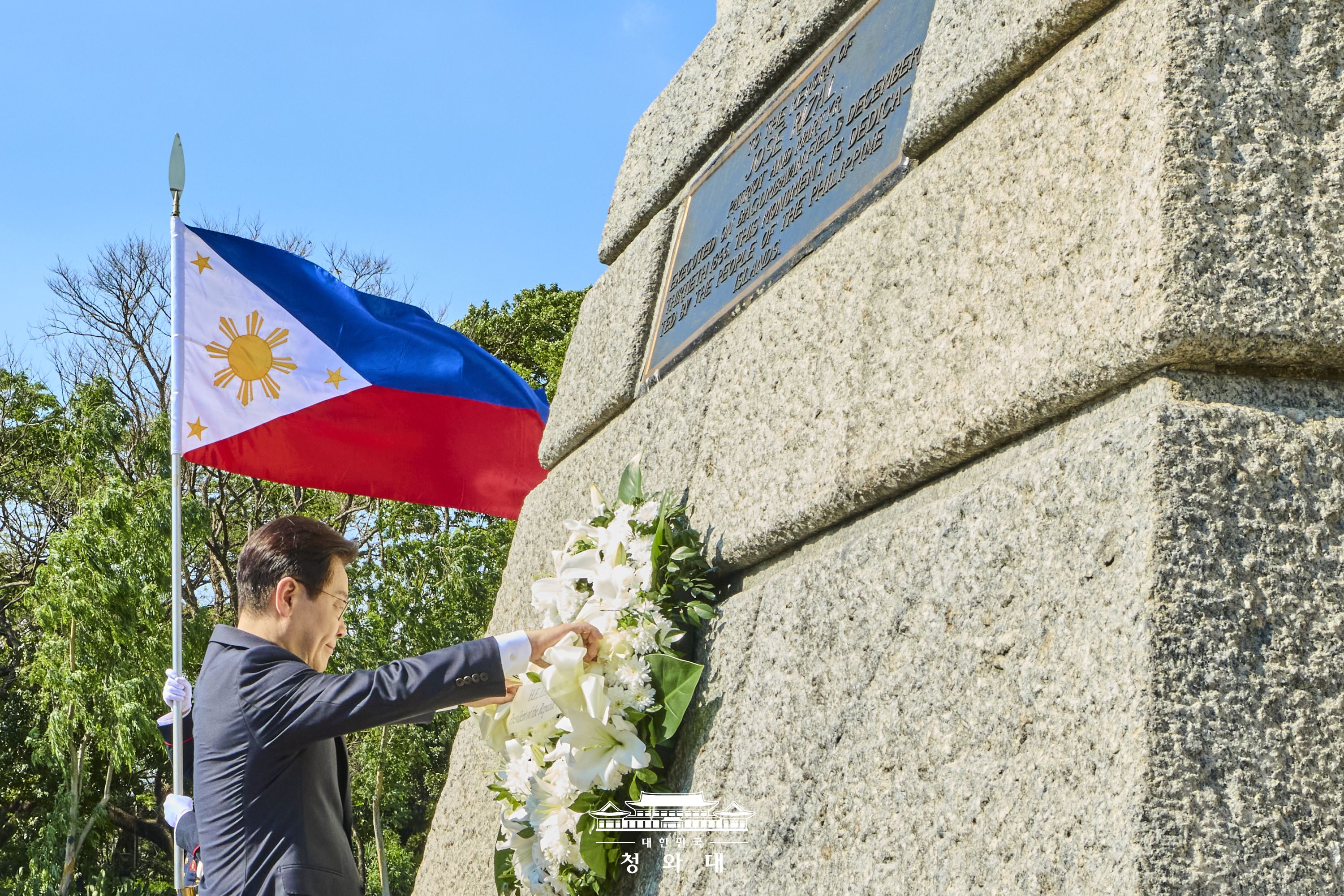 이재명 대통령 한국전 참전기념비 헌화 및 참전용사 접견